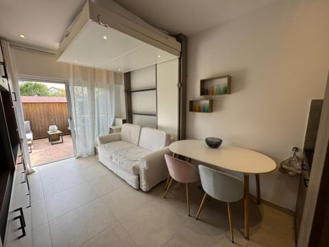Bed, TV and multimedia, Living room, Photo of the whole room, Seating area, Bedroom