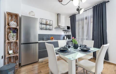 Kitchen or kitchenette, Dining area