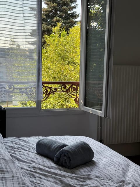 Bed, View (from property/room), Bedroom, Garden view, towels