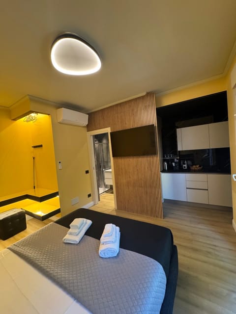 Kitchen or kitchenette, minibar