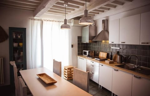 Kitchen or kitchenette, Dining area, pet friendly, stove