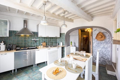 Kitchen or kitchenette, Food and drinks, Dining area, Food, stove, toaster