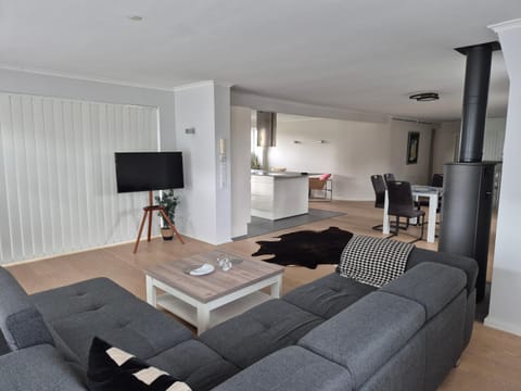 Communal lounge/ TV room, TV and multimedia, Kitchen or kitchenette, Seating area, Evening entertainment