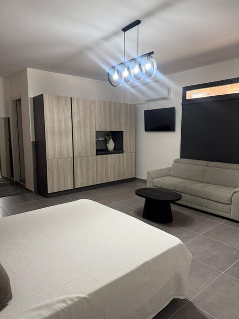 Bed, TV and multimedia, Photo of the whole room, Bedroom, wardrobe