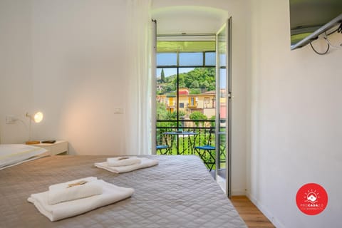 Bed, TV and multimedia, View (from property/room), Balcony/Terrace, Photo of the whole room, Bedroom, towels