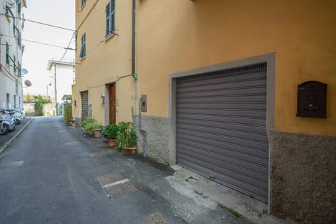 Property building, Day, Neighbourhood, Street view