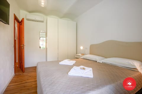 Bed, TV and multimedia, Photo of the whole room, Bedroom, towels, wardrobe