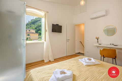 Bed, TV and multimedia, Photo of the whole room, Bedroom, towels, air conditioner