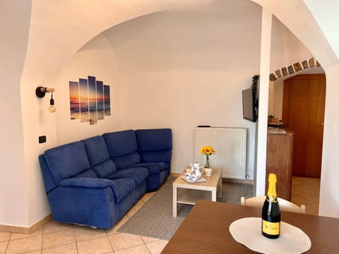 Day, TV and multimedia, Living room, Floor plan, heating