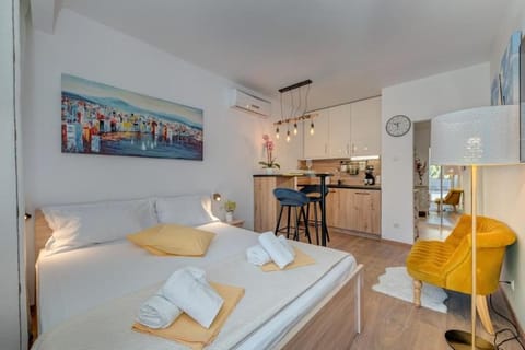 Bed, Kitchen or kitchenette, Living room, Photo of the whole room, Dining area, Bedroom, air conditioner