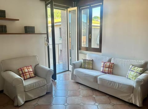 Communal lounge/ TV room, Living room, Seating area, heating, internet