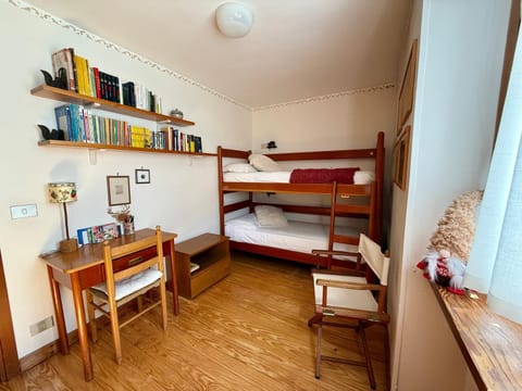 Bedroom, bunk bed