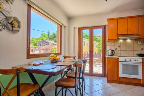 Kitchen or kitchenette, Dining area, oven