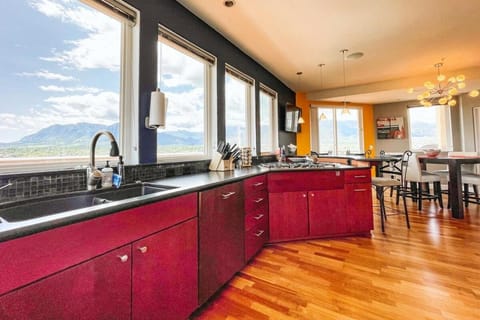 Iconic Downtown Colorado Springs Penthouse with 2000 Sq Ft Rooftop Deck, 10 Person Hot Tub and Stunning Mountain Skyline Views, Two Fireplaces, and Two Lavish Primary Suites Apartment in Colorado Springs