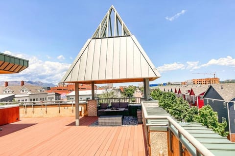 Iconic Downtown Colorado Springs Penthouse with 2000 Sq Ft Rooftop Deck, 10 Person Hot Tub and Stunning Mountain Skyline Views, Two Fireplaces, and Two Lavish Primary Suites Apartment in Colorado Springs