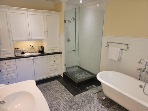 Shower, Toilet, Bathroom, Bath, towels