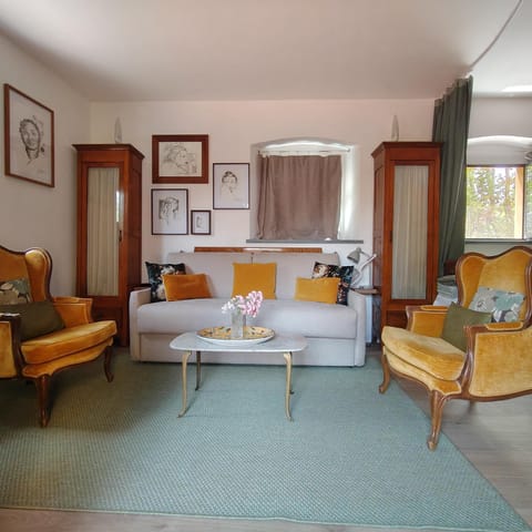 TV and multimedia, Kitchen or kitchenette, Living room, Seating area, Dining area