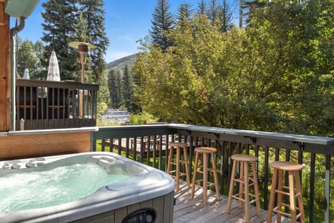 Private Hot Tub Overlooking Gore Creek, Parking for 4, Updated Townhome House in Vail