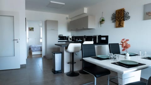 Kitchen or kitchenette, Dining area, oven