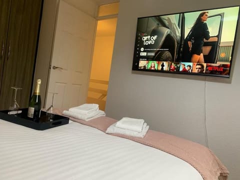 Bed, TV and multimedia, Photo of the whole room, Evening entertainment, Bedroom