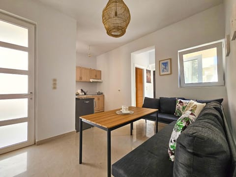 Kitchen or kitchenette, Living room, Seating area, Dining area, minibar, pet friendly, stove