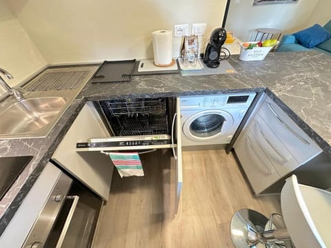 Coffee/tea facilities, Kitchen or kitchenette, dishwasher, oven, stove, washing machine