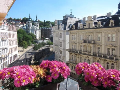 Balcony/Terrace, City view, Landmark view, Mountain view, Street view, Family