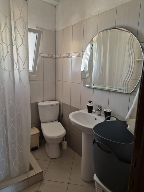 Shower, Toilet