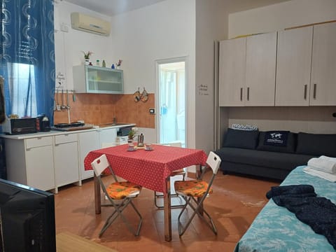 Kitchen or kitchenette, Living room, Photo of the whole room, Dining area