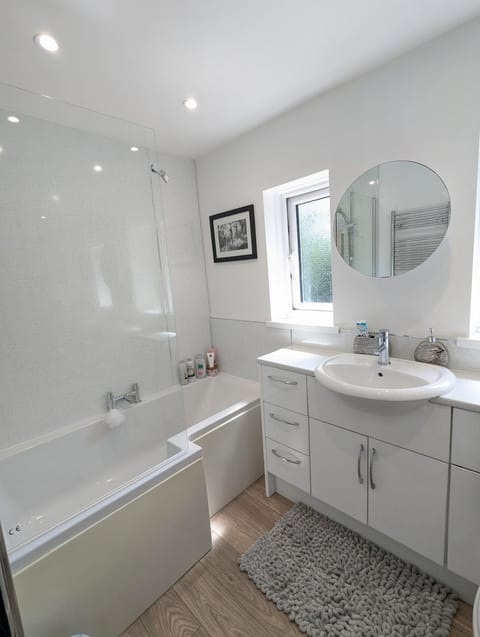 3 bed home with parking Apartment in Chester