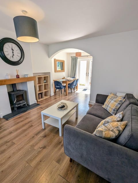 3 bed home with parking Apartment in Chester