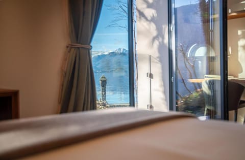 Photo of the whole room, Bedroom, Lake view