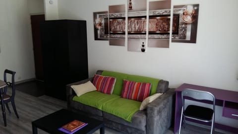 Bed, Seating area