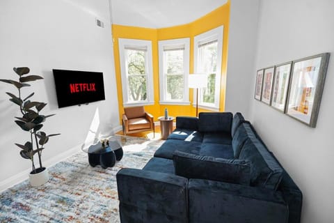 TV and multimedia, Living room, Seating area, Evening entertainment