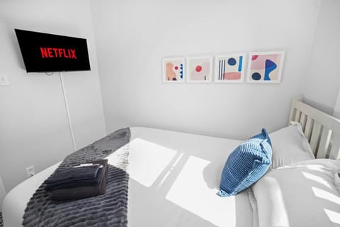 Bed, TV and multimedia, Photo of the whole room, Bedroom, towels