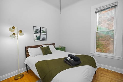 Modern 4BR Unit with Free Parking Near University of Illinois Chicago and Medical District Apartment in Chicago