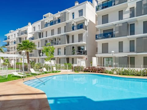Swimming pool, sunbed