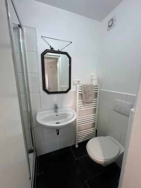 Modernes 1-Zimmer Appartment- mit Doppelbett und Smart-TV Apartment in Königswinter