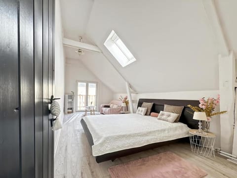 Photo of the whole room, Bedroom