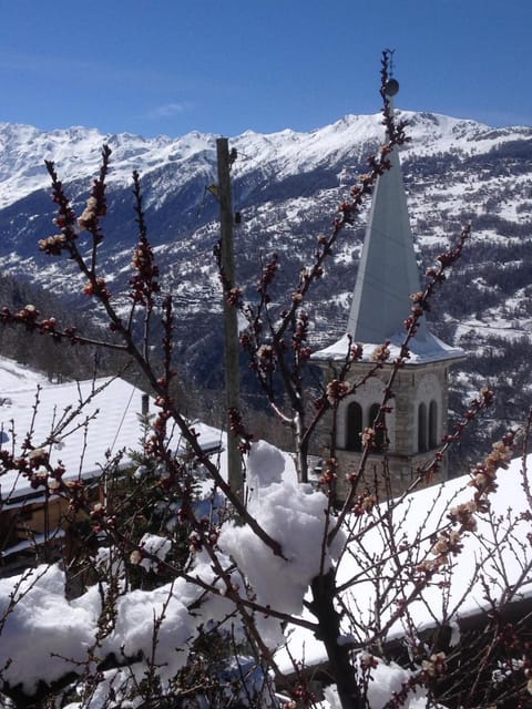 Property building, Nearby landmark, Day, Natural landscape, Winter, Mountain view