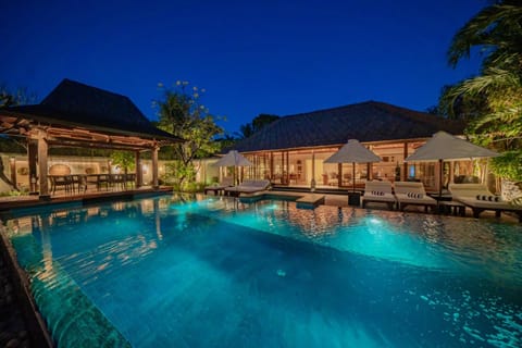 Night, Swimming pool, sunbed