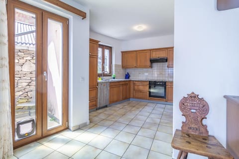 Kitchen or kitchenette, dishwasher, stove