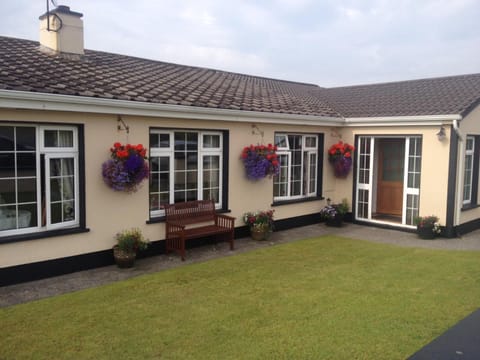 Property building, Patio, Day, Garden
