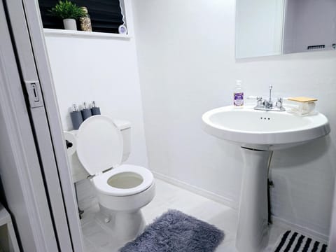 Charming Beautiful Private Room With Private Bath and Parking! Near Metrotown Vacation rental in Burnaby