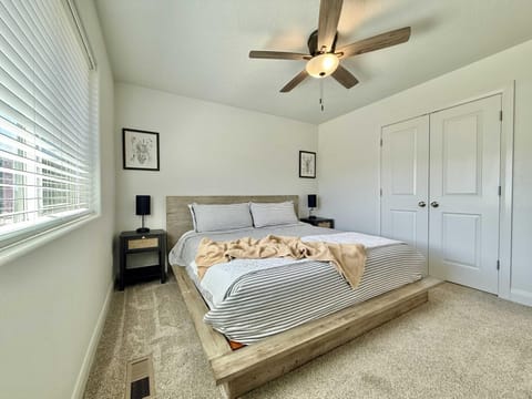 Bed, Photo of the whole room, Bedroom