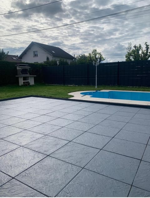 Maison jardin barbecue parking Villa in Montbéliard