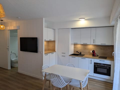 TV and multimedia, Kitchen or kitchenette, Dining area, dishwasher, oven, stove