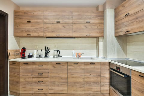 Coffee/tea facilities, Kitchen or kitchenette, oven, stove