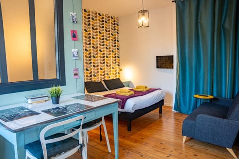 Bed, Photo of the whole room, Seating area