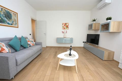 TV and multimedia, Living room, Seating area, air conditioner